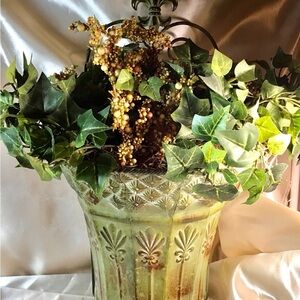 Rustic Metalwork Wall Flower Pot Faux Plants Pre Owned Fleur-di- Lis